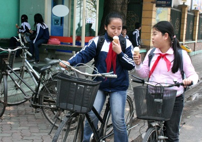 Hà Nội “bừng lên” trong nắng mới - 1