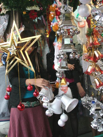 Hà Nội “kiệm chi” Noel vì khó khăn kinh tế - 2