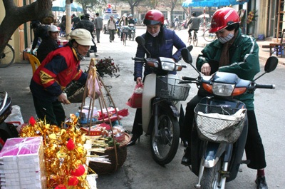 Hàng rong “thăng hoa” trong ngày rằm - 3 Hàng rong “thăng hoa” trong ngày rằm - 3