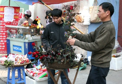 Hàng rong “thăng hoa” trong ngày rằm - 1 Hàng rong “thăng hoa” trong ngày rằm - 1