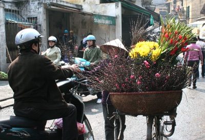 Hàng rong “thăng hoa” trong ngày rằm - 6 Hàng rong “thăng hoa” trong ngày rằm - 6