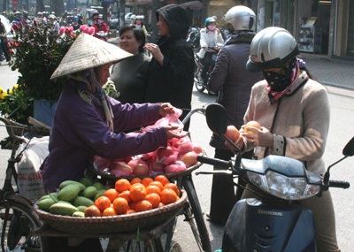Hàng rong “thăng hoa” trong ngày rằm - 2 Hàng rong “thăng hoa” trong ngày rằm - 2