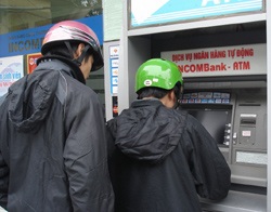 Nhận lương qua ATM: Bớt vui, thêm phiền phức - 1