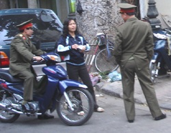 Tiền đi lễ “thất thế”, tiền mừng tuổi “làm kiêu” - 1