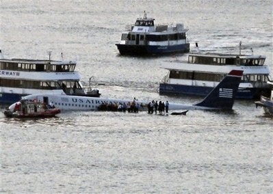 Phi công lái máy bay hạ cánh xuống sông là "người hùng" - 2 Phi công lái máy bay hạ cánh xuống sông là "người hùng" - 2