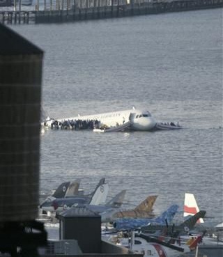 Chùm ảnh: Máy bay Mỹ "an tọa" trên sông - 9 Chùm ảnh: Máy bay Mỹ "an tọa" trên sông - 9