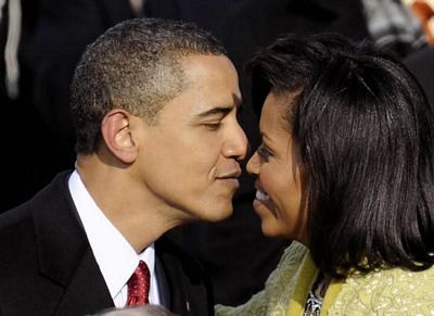 Vợ chồng Obama “tình cảm” cả trong ngày nhậm chức - 3