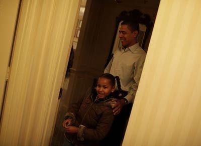 Chùm ảnh: Con gái Obama ngày đầu đi học ở thủ đô - 3 Chùm ảnh: Con gái Obama ngày đầu đi học ở thủ đô - 3