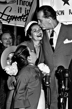 Chùm ảnh: Phút lãng mạn của các chính trị gia Mỹ (1) - 6 Chùm ảnh: Phút lãng mạn của các chính trị gia Mỹ (1) - 6