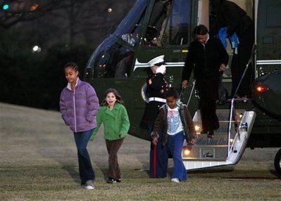 Gia đình Obama lần đầu tới "xứ sở thần tiên" - 11