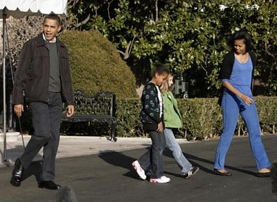 Gia đình Obama lần đầu tới "xứ sở thần tiên" - 2