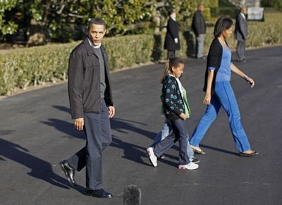 Gia đình Obama lần đầu tới "xứ sở thần tiên" - 1