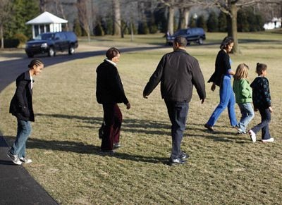 Gia đình Obama lần đầu tới "xứ sở thần tiên" - 5