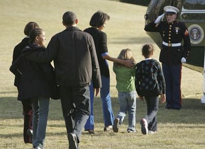 Gia đình Obama lần đầu tới "xứ sở thần tiên" - 7