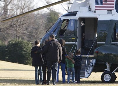 Gia đình Obama lần đầu tới "xứ sở thần tiên" - 8