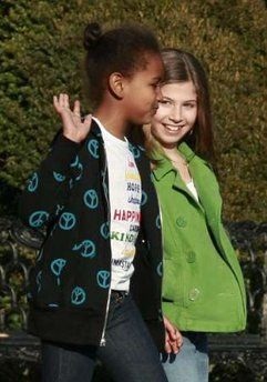 Gia đình Obama lần đầu tới "xứ sở thần tiên" - 6