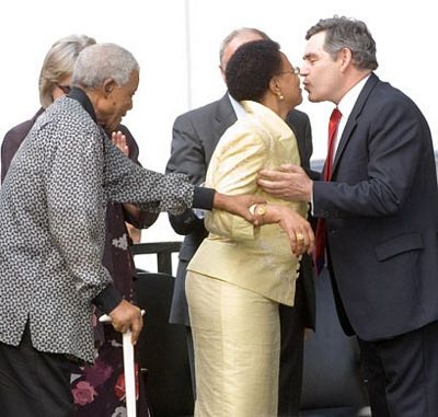 “Cận cảnh” nụ hôn của Thủ tướng Anh  - 6