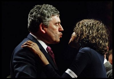 “Cận cảnh” nụ hôn của Thủ tướng Anh  - 8