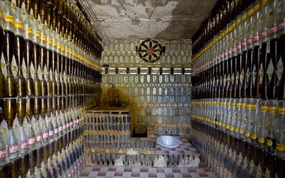 Ngôi đền làm từ 1,5 triệu vỏ chai bia - 3