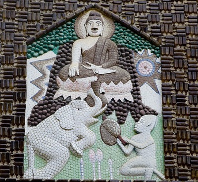 Ngôi đền làm từ 1,5 triệu vỏ chai bia - 4