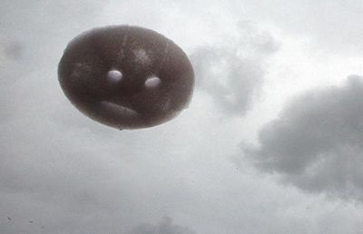 Đám mây hình mặt cười trên bầu trời London - 2