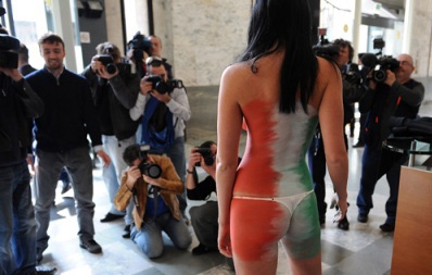 Khỏa thân giữa sàn chứng khoán - 1 Khỏa thân giữa sàn chứng khoán - 1