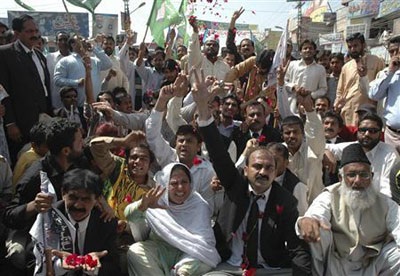 Pakistan tháo ngòi nổ cuộc khủng hoảng chính trị - 1