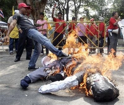 Thái Lan: Phát hiện 4 quả bom nhằm vào đảng cầm quyền - 1