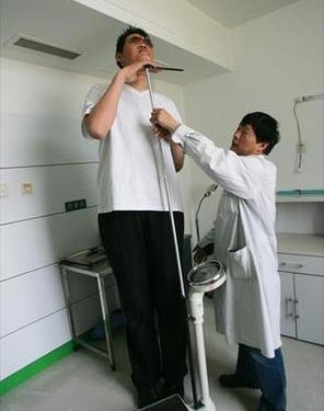 Chùm ảnh: Gặp “đối thủ” của người cao nhất thế giới - 8 Chùm ảnh: Gặp “đối thủ” của người cao nhất thế giới - 8