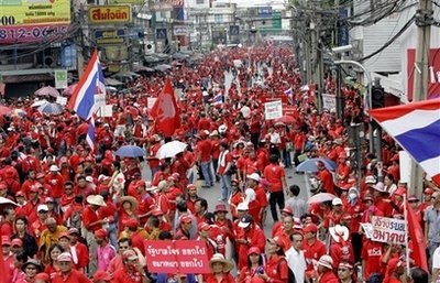 Hàng nghìn người đổ xuống đường, Thủ tướng không từ chức  - 1