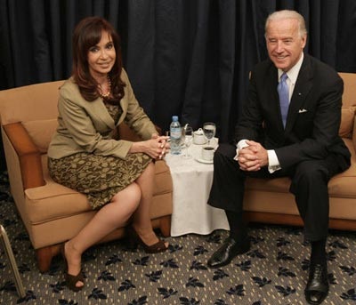 Thời trang của nữ Tổng thống quyến rũ nhất Mỹ Latinh - 5 Thời trang của nữ Tổng thống quyến rũ nhất Mỹ Latinh - 5