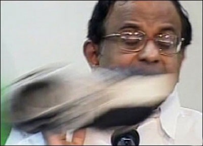 Thêm một chính trị gia bị ném giày - 1