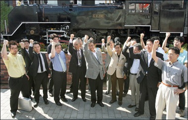 Sợ ly dị, đàn ông Nhật học cách nói “Anh yêu em” - 1