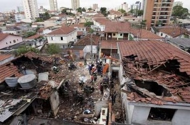 Brazil: Máy bay đâm nhà dân, 7 người thiệt mạng - 1 Brazil: Máy bay đâm nhà dân, 7 người thiệt mạng - 1