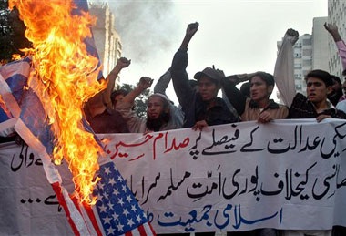 Chùm ảnh về phản ứng của thế giới sau vụ hành quyết Saddam Hussein - 9 Chùm ảnh về phản ứng của thế giới sau vụ hành quyết Saddam Hussein - 9