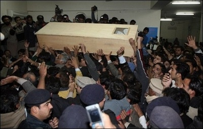 Chùm ảnh: Biển người đưa tiễn cựu Thủ tướng Bhutto - 2