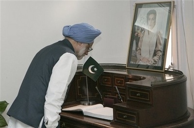 Chùm ảnh: Biển người đưa tiễn cựu Thủ tướng Bhutto - 12