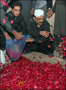 Chùm ảnh: Biển người đưa tiễn cựu Thủ tướng Bhutto - 11