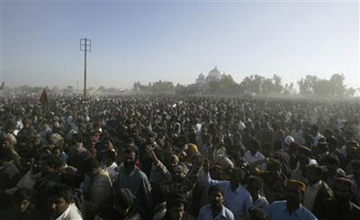 Chùm ảnh: Biển người đưa tiễn cựu Thủ tướng Bhutto - 7