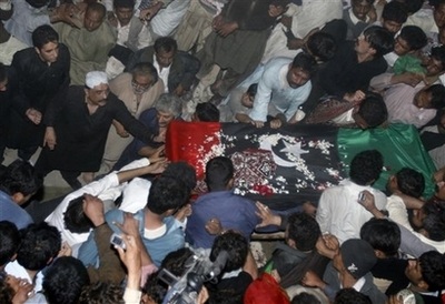 Chùm ảnh: Biển người đưa tiễn cựu Thủ tướng Bhutto - 10