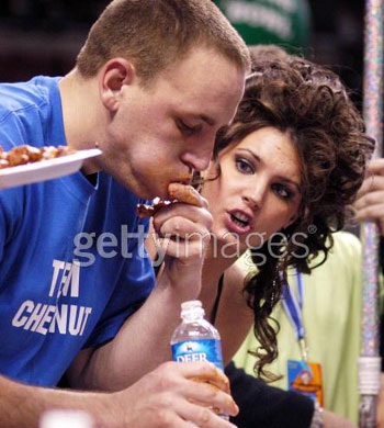 Ăn 182 chiếc cánh gà liên tiếp - 1