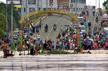 Ít nhất 20 người thiệt mạng, 340.000 bị mất nhà cửa - 2