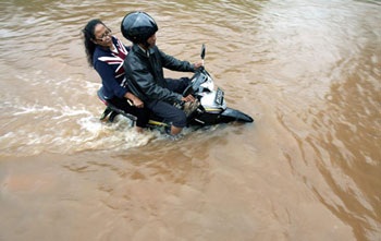 Ít nhất 20 người thiệt mạng, 340.000 bị mất nhà cửa - 3