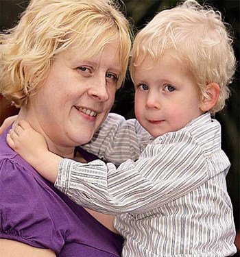 Cậu bé 2 tuổi “nghiện” Viagra - 2