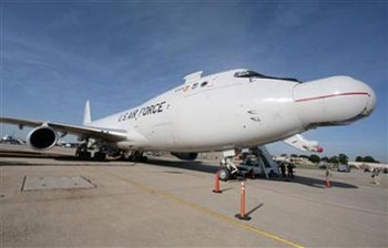 Mỹ “khoe” máy bay trang bị súng bắn laser - 1