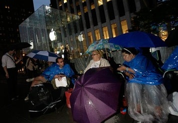 Hàng nghìn người xếp hàng chờ mua Apple iPhone - 2