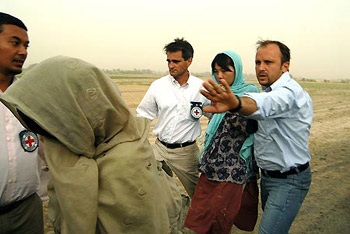 Taliban thả tự do cho 2 con tin nữ - 2