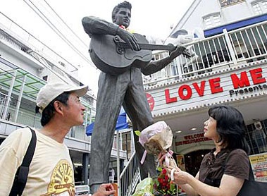 Elvis Presley vẫn là “máy in tiền” - 6 Elvis Presley vẫn là “máy in tiền” - 6