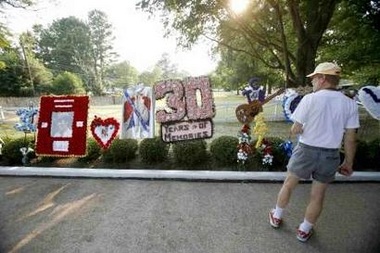 Elvis Presley vẫn là “máy in tiền” - 8 Elvis Presley vẫn là “máy in tiền” - 8