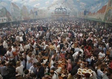 Chùm ảnh: Khai mạc lễ hội bia lớn nhất thế giới - 11